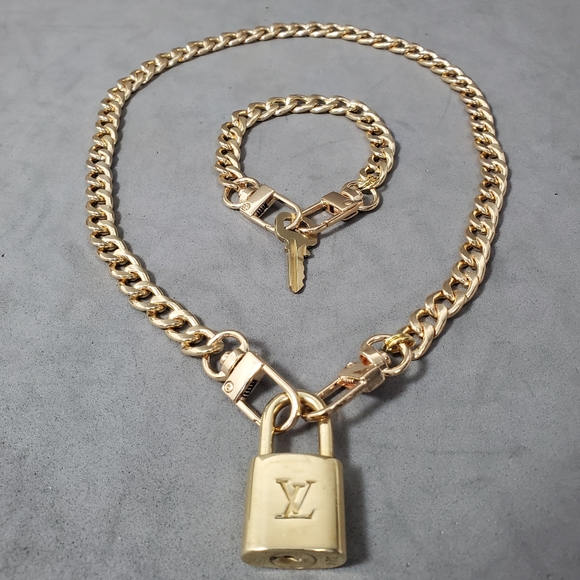 #307 AUthentic LOUIS VUITTON Lock Key Set Padlock Brass Polished Gold Ne… - Picture 15 of 16